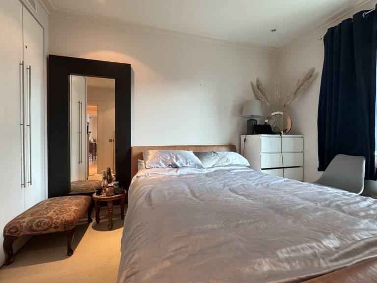 Eclectically Curated 2BD Flat in Canary Wharf