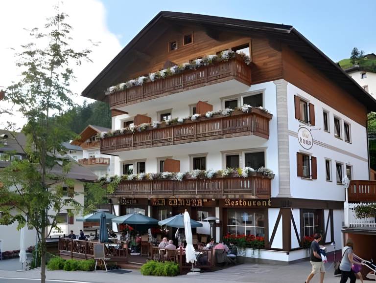 La Tambra - Residence - Central with Restaurant in Santa Cristina Val Gardena