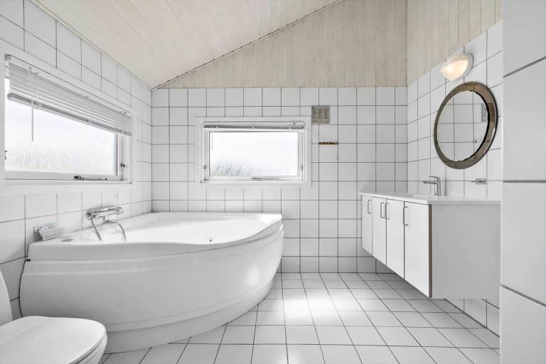 Charming vacation home with jacuzzi, terrace & barbeque | Next to the beach | Pet-friendly — photo 4