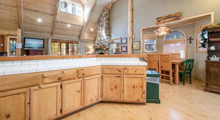 Abe's Cool Cabin - Nice luxury home with a game room, hot tub, and pool table — photo 5
