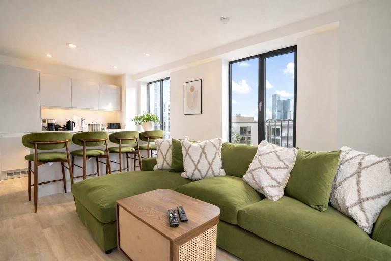 Children-friendly rental apartment with yard & patio | Close to Museum of Science and Industry | Water view | Perfect for remote work | Pets allowed in Salford