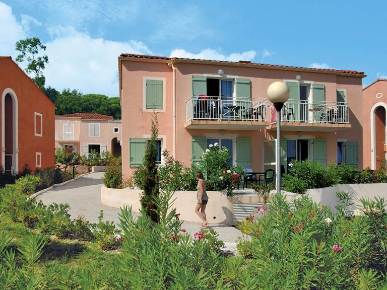 Holiday apartment with patio & pool — photo 4