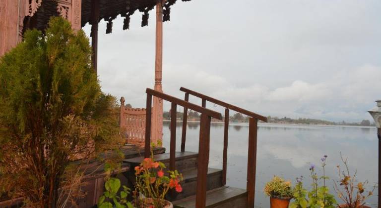 Golden Flower Heritage Houseboat — photo 3