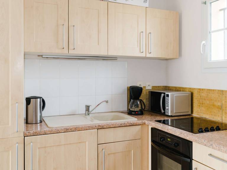 Charming 2-BR Apartment with Pool and A/C, Pet-Friendly, Near Beach, Sleeps 4 — photo 3