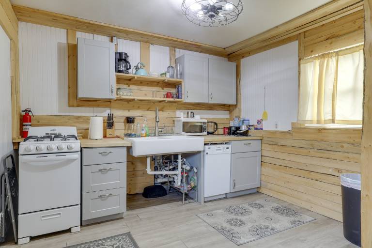 2 Mi to Dtwn: Pet-Friendly Casper Apt! — photo 2