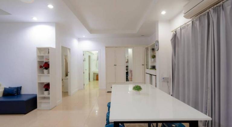 Villa with pool — photo 4