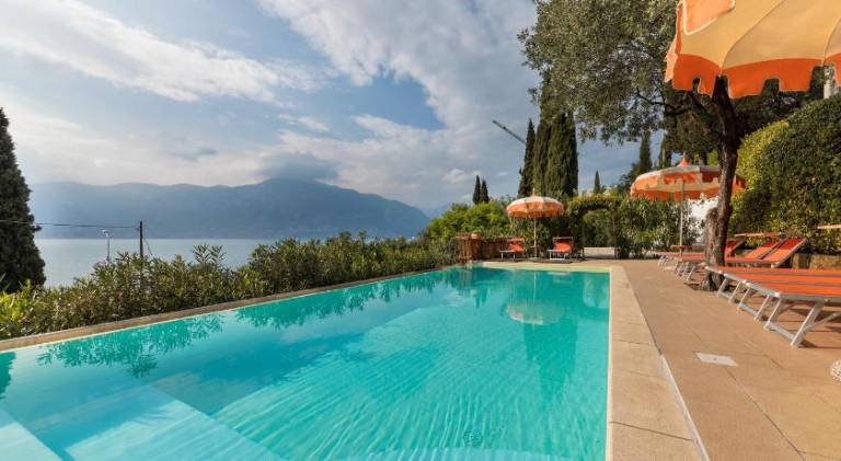 Wonderful Lake View Apartments with Pool with Breakfast GARDASEE in San Giovanni di Fassa
