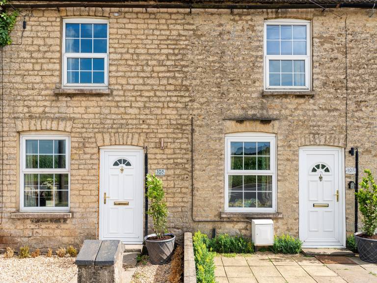 Family-friendly cottage with garden & barbeque | River view | Pets are welcome in Northampton