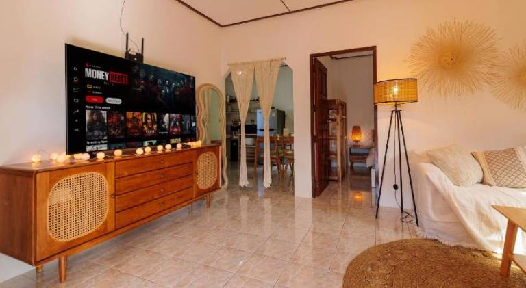 House with yard & patio | Beach nearby | Suitable for remote work | Pets allowed — photo 3