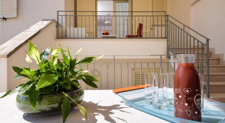 Holiday apartment with patio, barbeque & yard — photo 4