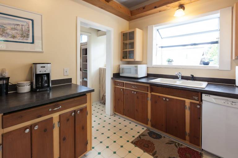 Daisy's Place - Adorable Cottage in the Heart of Hood River, A/C, Mtn & River Views! — photo 5