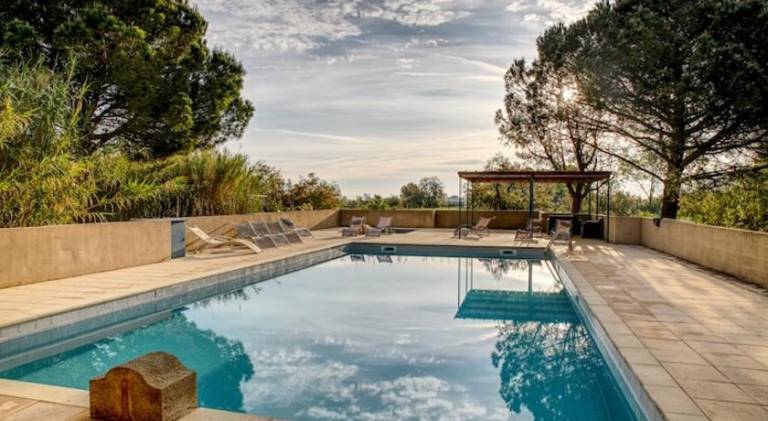 Vacation home with terrace, yard & pool in Aigues-Mortes