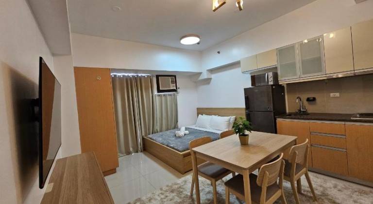 Serviced apartment with pool in Taguig