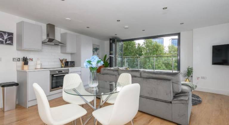 Luxury Penthouse with Private Hot Tub Overlooking Leeds City Centre — photo 3