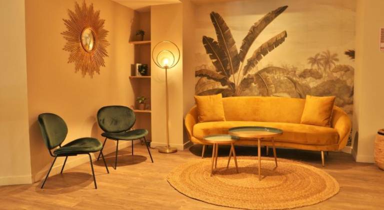 Serviced apartment with pool, terrace & yard — photo 3