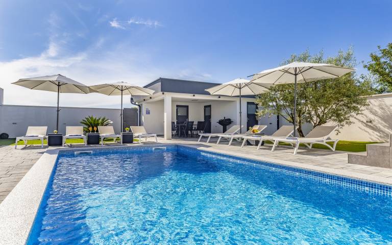 Child-friendly vacation home with BBQ, private pool & patio | Pets allowed in Medulin