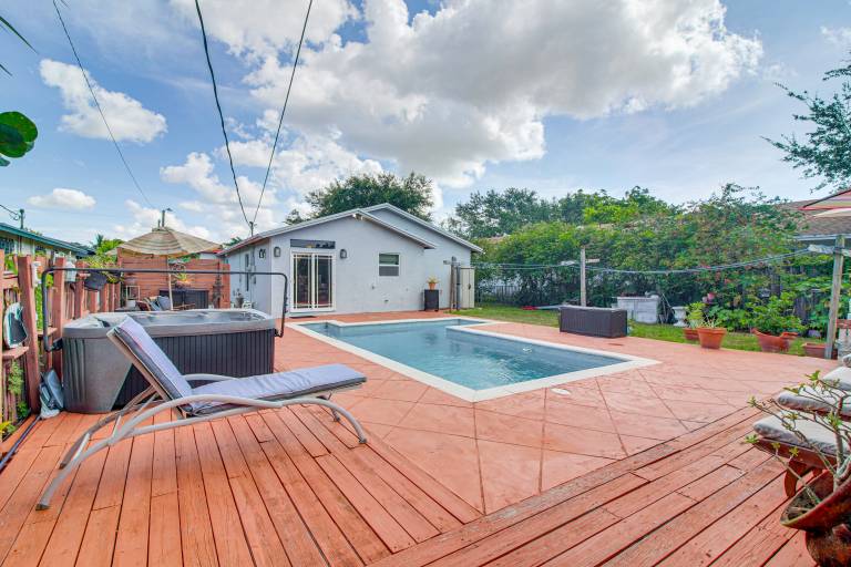 Pompano Beach Bungalow w Private Pool