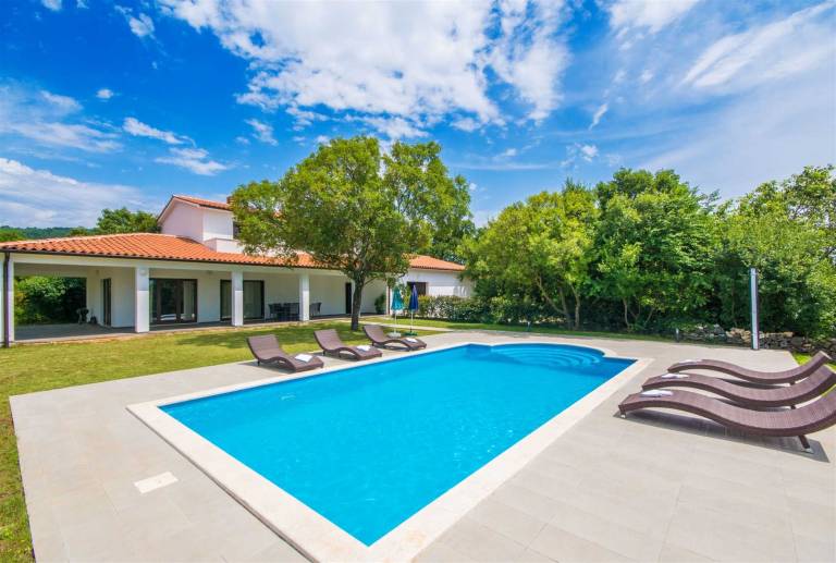 Children-friendly spacious rental with BBQ, pool & yard | Pool view | Pets are welcome — photo 3