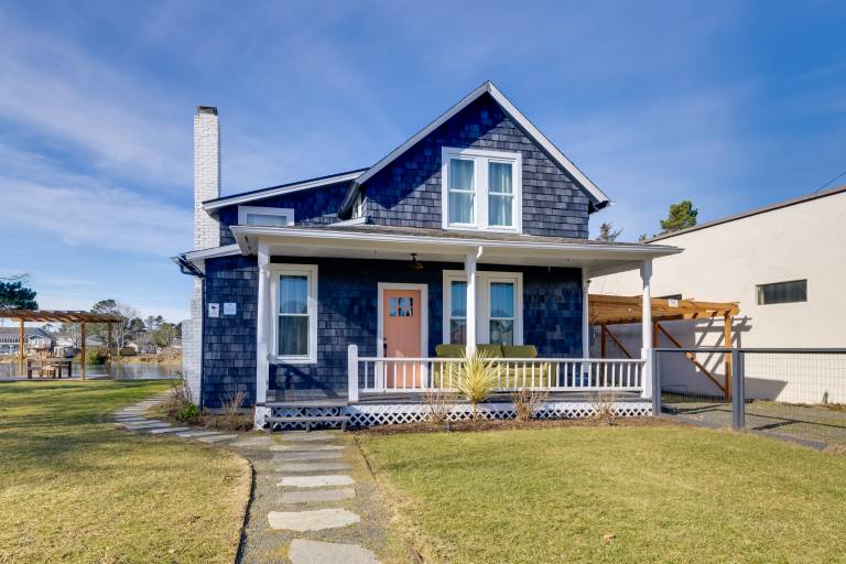 Fire Pit & River View: Vintage Stay in Seaside! in Seaside, OR