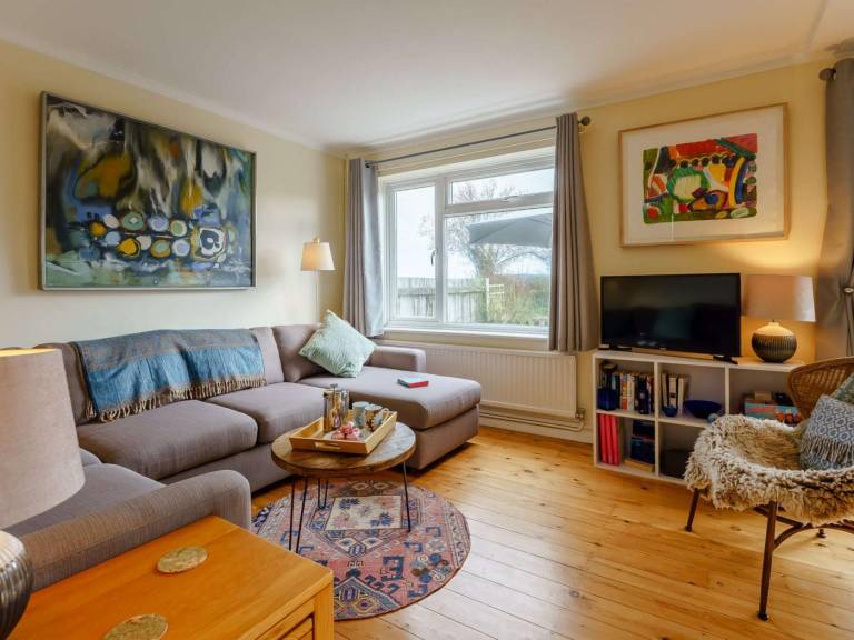 Cottage with yard | Water view in Rye