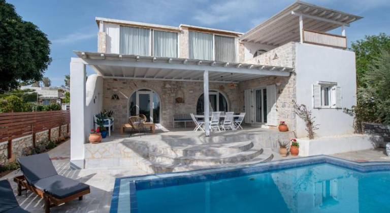 Fully equipped lovely vacation home with terrace, jacuzzi & yard | Close to the beach | Dogs allowed in Paro