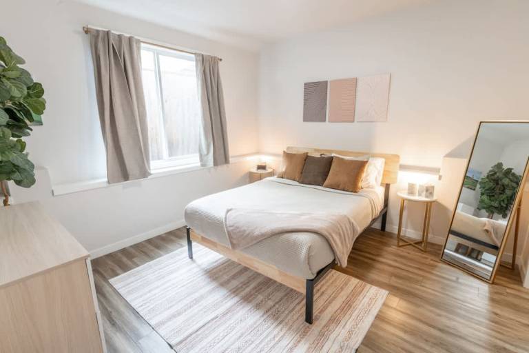 Walkable Apt Next to Restaurants Bars and Shops