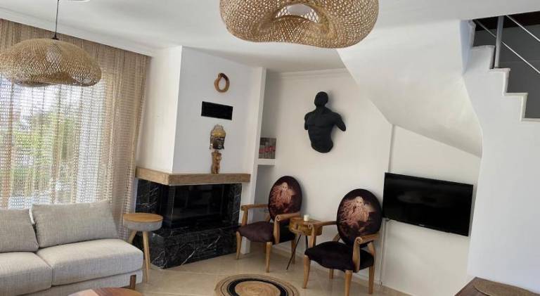 Detached house with pool in Alacatı in Cesme