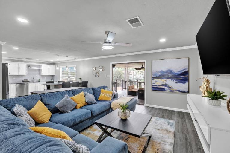 Child-friendly ample house with terrace | Pets are welcome in San Antonio, TX