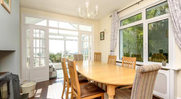 Beach Front House with Stunning Sea Views and Free Parking — photo 3