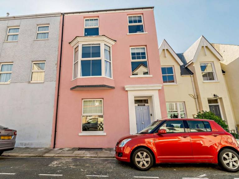 Pleasant cottage with patio & yard | Close to the beach | Pets are welcome in Tenby