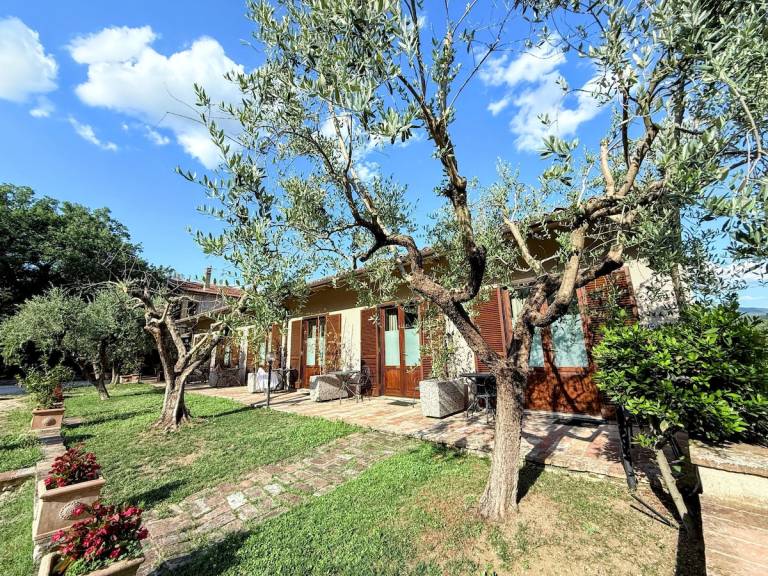 Luxury Villa in Spello, Private Pool, Spa, Restaurant, sleeps 54 inc 18 children — photo 2