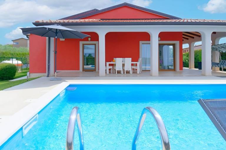 Fully equipped spacious vacation home with pool, patio & BBQ | Pets are welcome in Umag