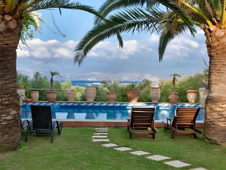 Villa with barbeque, yard & jacuzzi | Perfect for remote work — photo 2