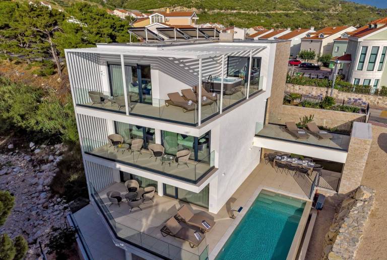 Villa with patio, yard & grill in Brela