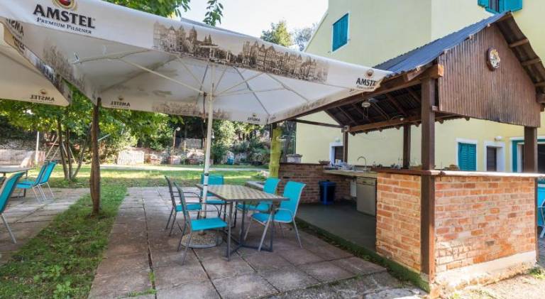 Apartment with barbeque, terrace & garden — photo 5