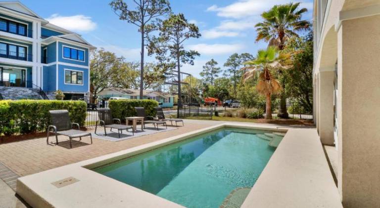 Vacation home with pool | Close to the beach | Pet-friendly — photo 4