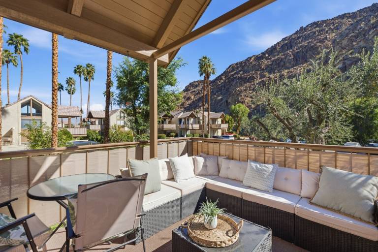 Desert Escape with Private Balcony — photo 2