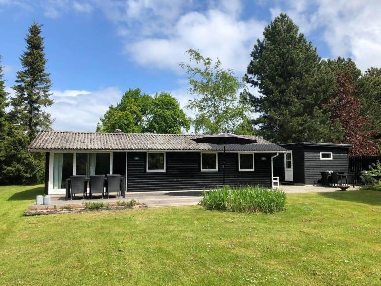 House with BBQ, patio & garden in Stege