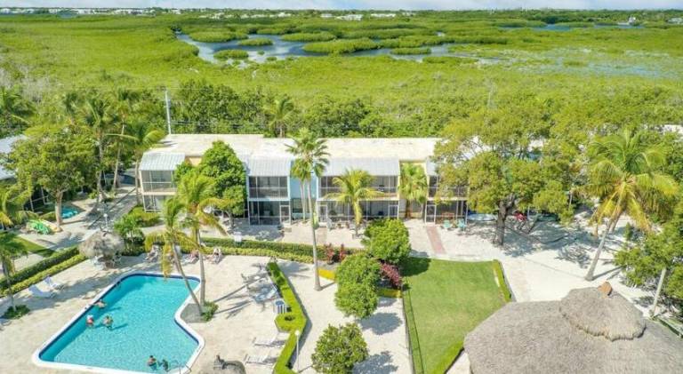 Vacation home with pool | Pets are welcome — photo 4