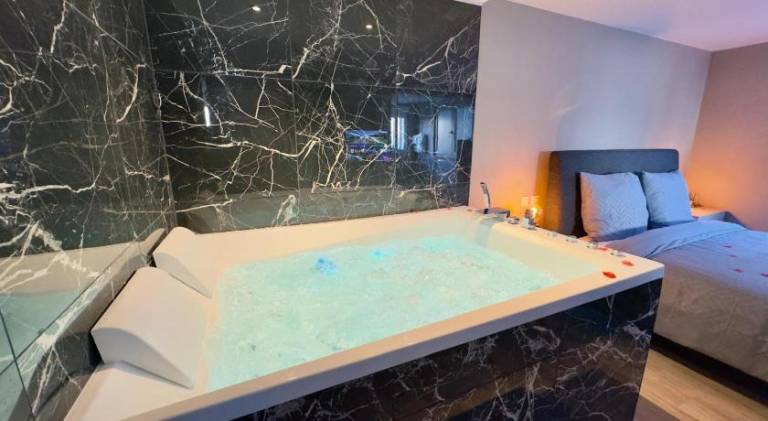 Apartment with hot tub — photo 3