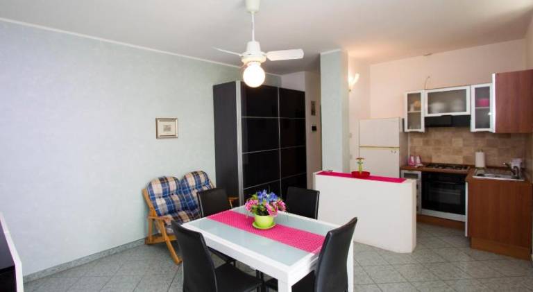 Apartment with garden & terrace — photo 4