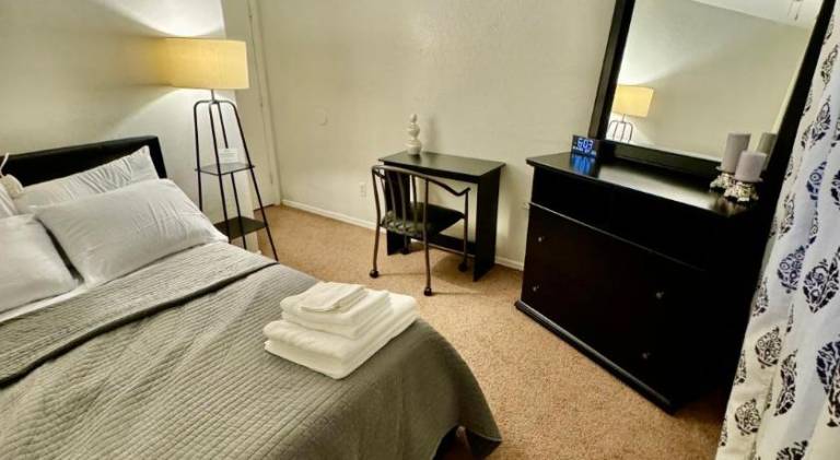Cozy Private room with Shared bathroom Inside a house — photo 2