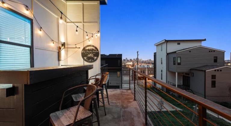 Nash House & Bars of Broadway with Patio Bar and Views! 8min Downtown! Sleeps 12! — photo 4