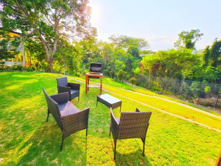 House with pool, yard & BBQ — photo 4