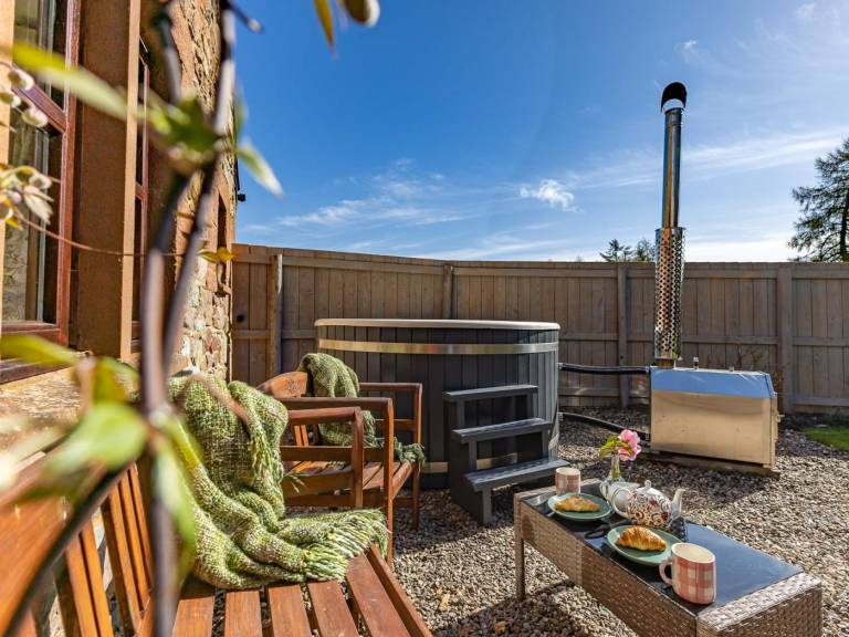 Vacation home with yard, jacuzzi & sauna | Water view | Pet-friendly in Perth