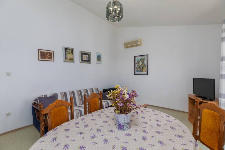 Charming holiday apartment with patio, yard & BBQ | Sea view | Dogs allowed — photo 5