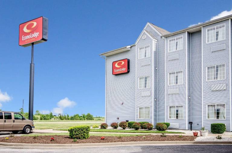 Econo Lodge Inn & Suites Evansville East in Evansville, IN