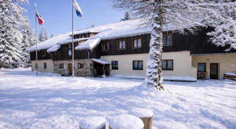 Lodge with yard & terrace in Plzen
