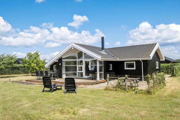 Vacation home with yard, barbeque & sauna — photo 2