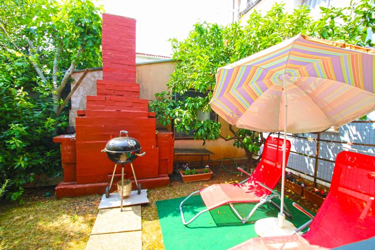 Holiday apartment with barbecue & patio — photo 5